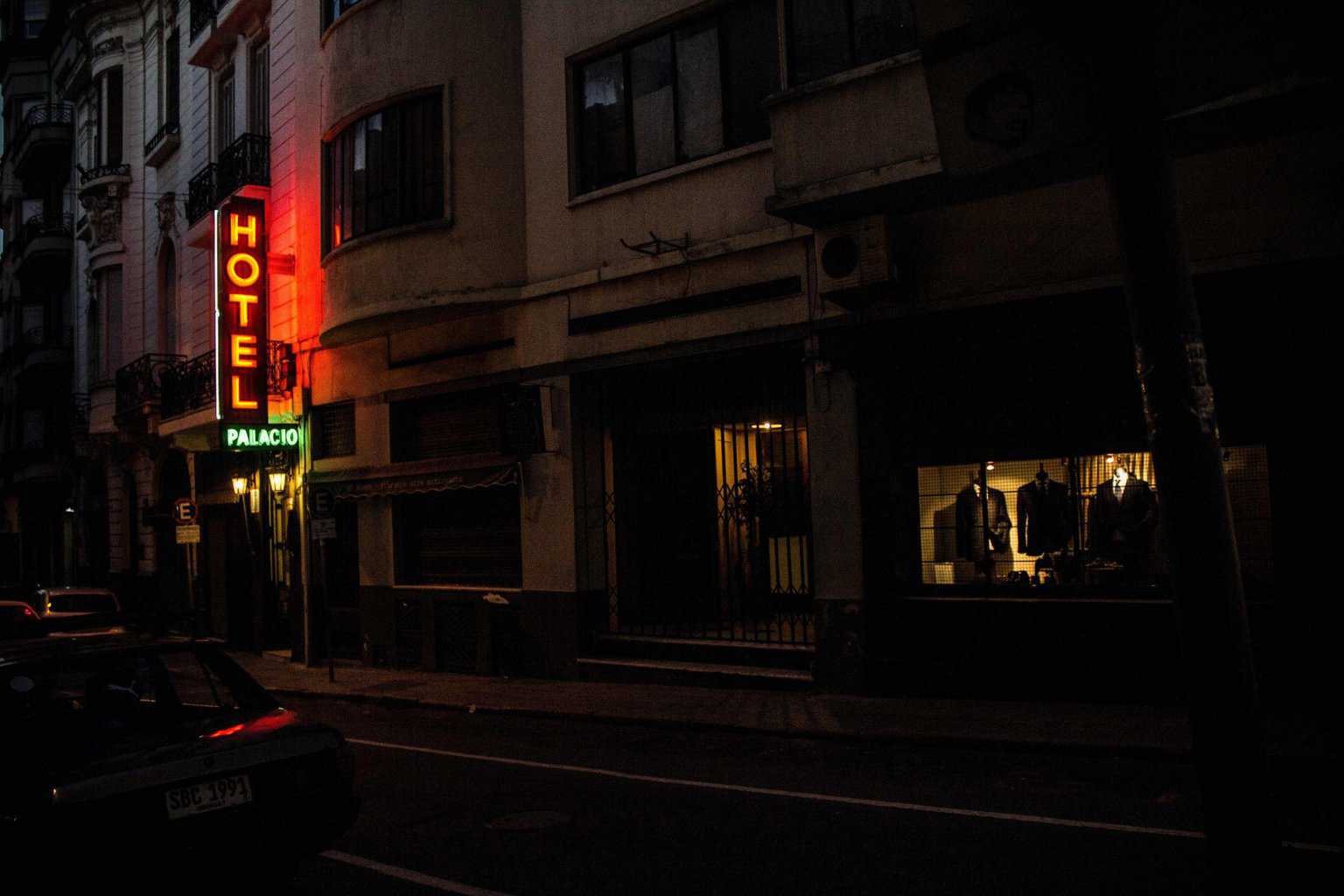 Eine Abendszene mit einem leuchtenden Hotel-Schild.